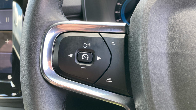 Volvo XC40 2.0 B4P Plus Dark 5dr Auto Petrol Estate